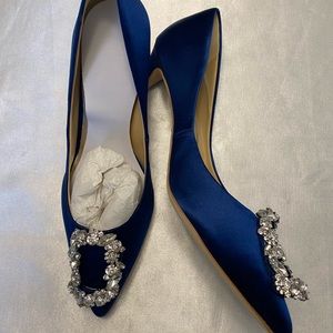 Badgley Mischka carrie blue satin pumps heels with crystal brooch NWOT s…